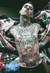 Homem bonito Europeu com tatuagens em todo o peito