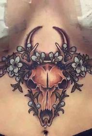 slika tetovaže na prsnem košu, ki moškega očara