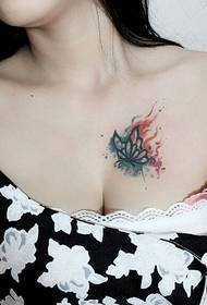 性感的胸部繪蝴蝶紋身圖案