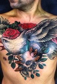 tatuaxe de moda dominante no peito do home