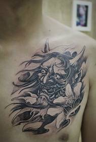 crno-bijeli uzorak tetovaža za grudi muškaraca