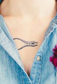 ქალი გულმკერდის პიროვნების pliers tattoo