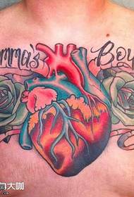 модел на татуировка на гърдите на сърцето
