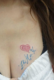 Pecho femenino palabra inglesa y patrón de tatuaje de corazón