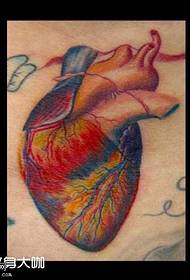 Hrudník Farebné srdce Tattoo vzor
