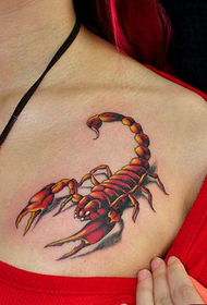 kobiecy tatuaż 3D skorpion w klatce piersiowej