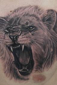 男性左胸部愤怒的的雄狮纹身图片