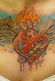 Zemra e Shenjtë me modelin e tatuazheve të gjoksit në qiell dhe krahë
