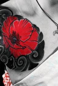 model i kuq tatuazh me lule të kuqe në gjoks