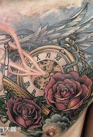 padrão de tatuagem de mesa rosa no peito