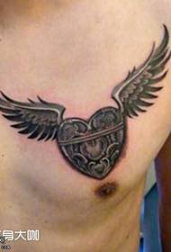 胸部的翅膀心紋身圖案