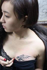 piękna klatka piersiowa typowa jaskółka totem Wzór tatuażu