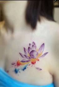 žavinga krūtinės gėlių tatuiruotės nuotrauka seksuali ir žavinga