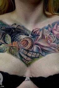 胸の花カメラのタトゥーパターン