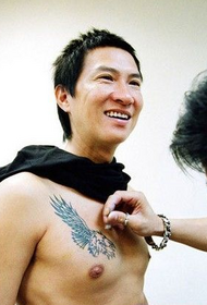 Zhang Jiahui model tatuazhesh me shqiponjën e gjoksit