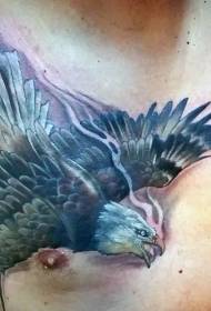 wzór tatuażu latającego orła w klatce piersiowej