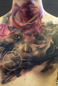 retrato de mulher misteriosa no peito combinado com padrão de tatuagem de corvo e rosa