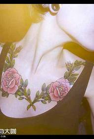 bröst ros tatuering mönster