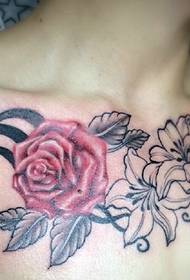 malý kvetinový hrudník jednofarebné tetovanie totem