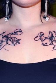 dwa ciekawe wzory tatuaży na klatce piersiowej