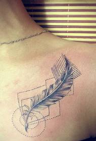 女孩胸部幾何和羽毛組合紋身圖片