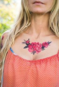 meisie se bors pragtige bloeiende blom tatoeëring tatoeëermerk