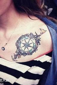 krūtinės kompaso tatuiruotės modelis