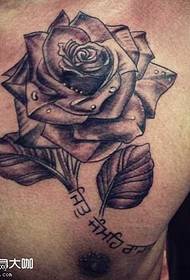 малюнак татуіроўкі на грудзях ружы