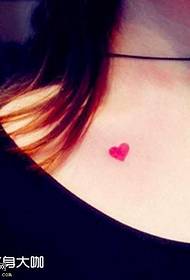 krūtinės mažos raudonos širdies tatuiruotės modelis