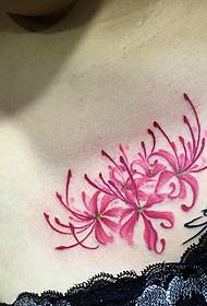 бял сандък с красиви татуировки на цветя
