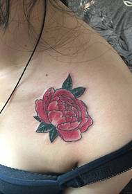 slika tetovaže ruža sa osmijehom 54161 - slika ptičje tetovaže na grudima naspram bijele kože