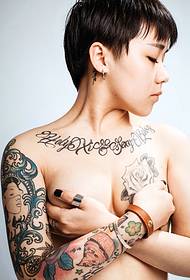Tatuaje de nena de pelo curto no peito e brazo de flores