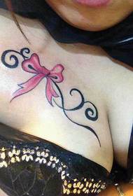 piękna klatka piersiowa seksowny łuk tatuaż