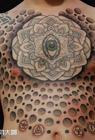 bryst tatoveringsmønster med fuld øje
