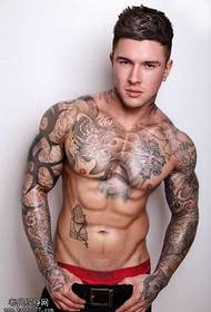 Uzorak tetovaže grudi vrlo muškarac