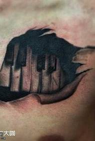 шема на тетоважа на градите на пијано