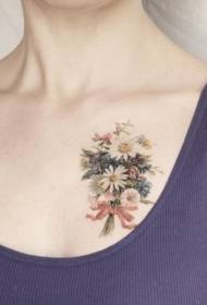 Blumenstrauß-Tätowierungsmuster der niedlichen alten Schule der Brust