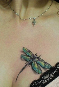 красота гърдите красиво изглеждащо изображение на татуировка