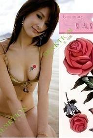 vruće ljepote na prsima crvene ruže tetovaža uzorak