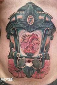 modèle de tatouage lanterne poitrine coeur