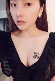 sexig skönhet i bröstet QR-kod tatueringsmönster