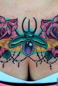 patrón de tatuaxe de fadas nun cornudo de cores do peito