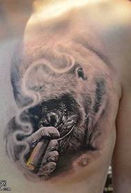 胸部霸气猩猩吸烟纹身图案