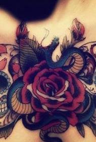 krūtinės geros spalvos kaukolėIr rožės tatuiruotės modelis