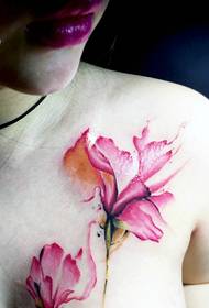 セクシーな美胸の花の入れ墨の写真は非常に魅力的です