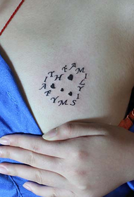 meitenes krūškurvja vēstule, kas sastāv no sirds formas tetovējuma