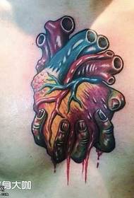 prsni uzorak srca tetovaža