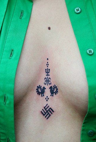 Tatuaggio di totem indiano di buon auspicio davanti petto immagine