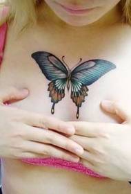 snill vakker kvinne brystet sommerfugl tatoveringsmønster hudfoodhen