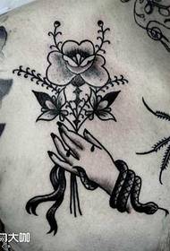 rinnassa kukka viiniköynnös tatuointi malli